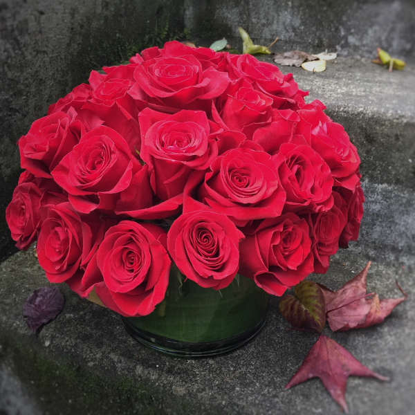 Bouquet of red roses in a glass vase