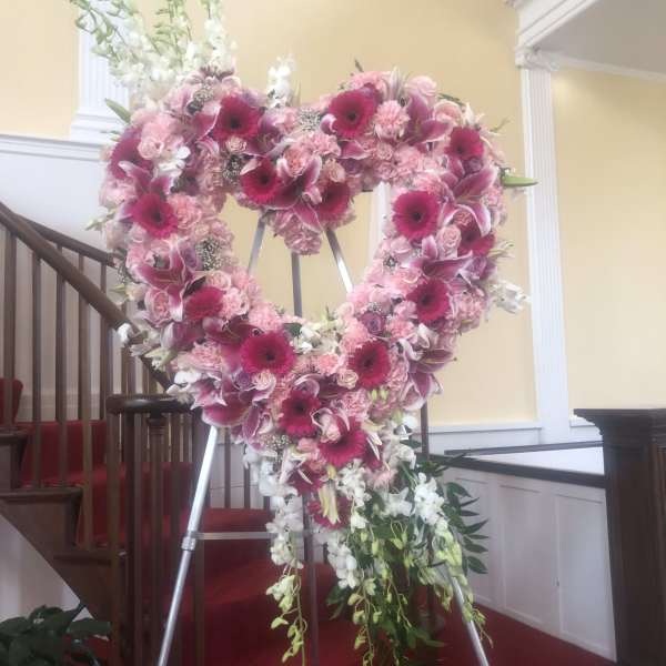 BROKEN HEART IN THE SHAPE OF PINK AND WHITH ROMA. FLORIST FREE DELIVERY ORDER ONLINE
