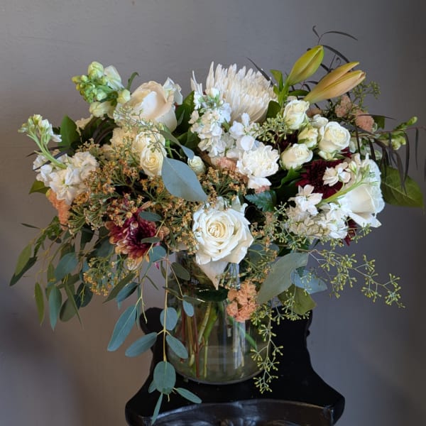 White and blush mixed bouquet in a glass vase
