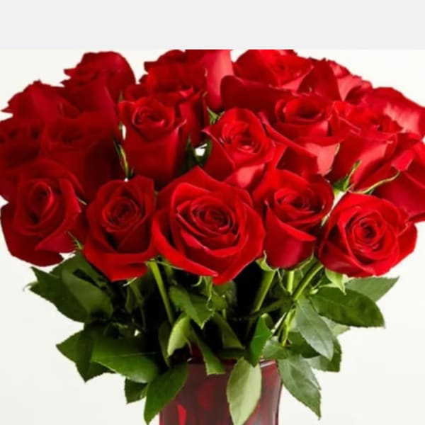 Bouquet of red roses in a red glass vase