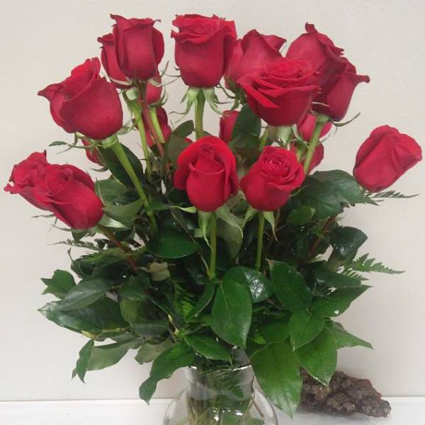 Bouquet of red roses in a clear glass vase