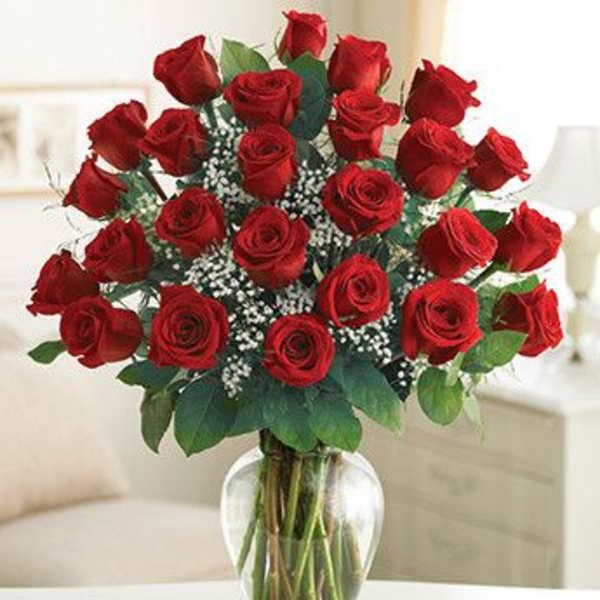 Bouquet of red roses in a clear glass vase