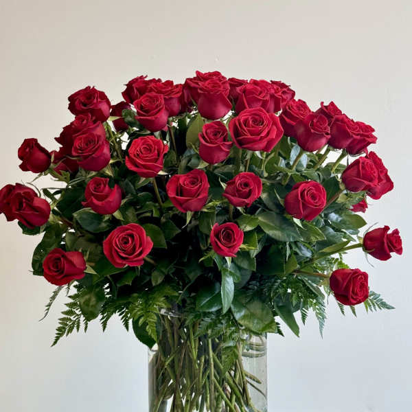 Bouquet of red roses in a clear glass vase