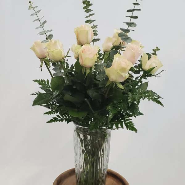 Bouquet of pale pink roses in a clear glass vase