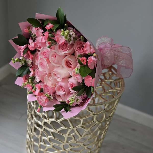 Pink rose bouquet with small pink flowers in a gold lattice vase