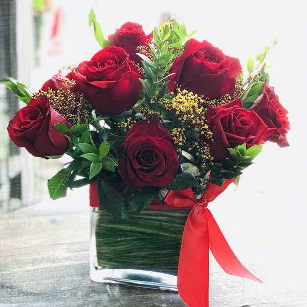 12 Red roses in Cube glass