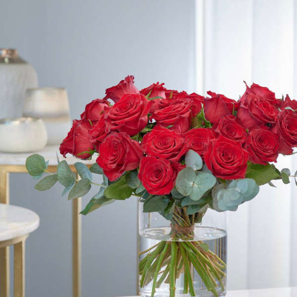 Bouquet of red roses in a clear glass vase