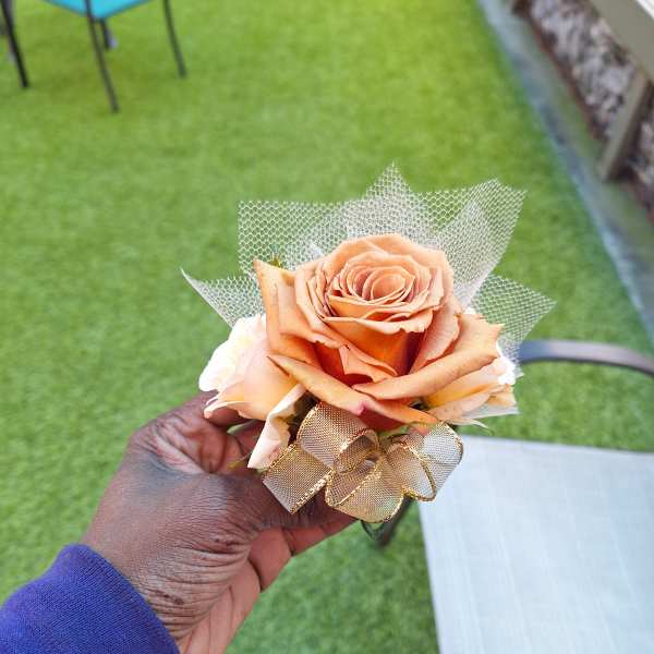 Small peach rose bouquet with gold ribbon and mesh wrap