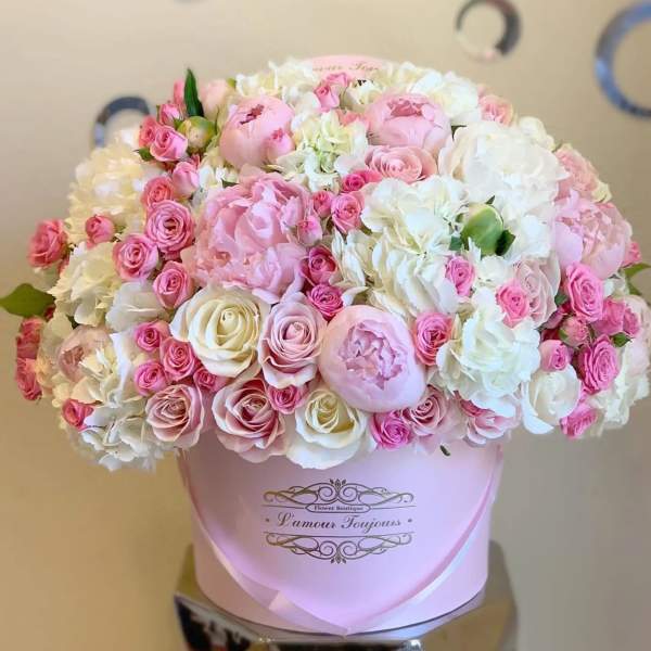Pink and white rose bouquet in a pale pink hat box