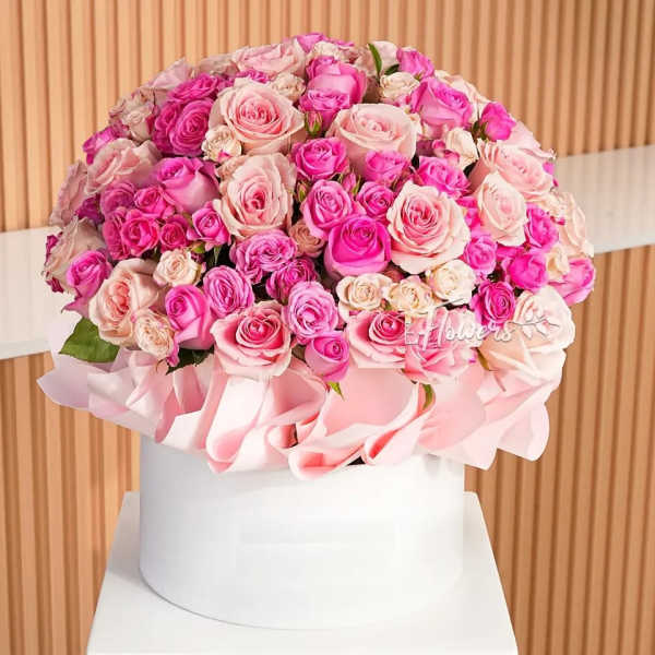 Large bouquet of pink and blush roses in a white round box