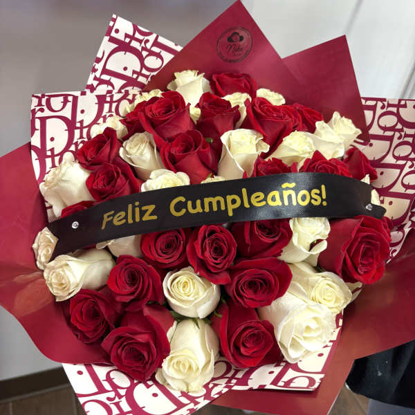 Bouquet of red and white roses with a Feliz Cumpleaños ribbon