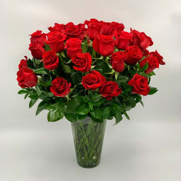 Bouquet of red roses in a clear glass vase