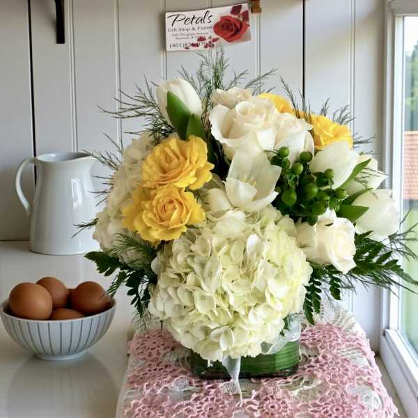 Bouquet of white and yellow flowers in a glass vase
