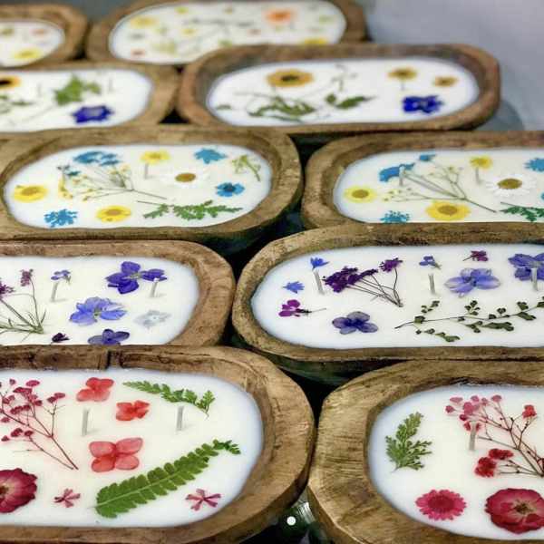 Decorative trays with pressed flowers in white resin