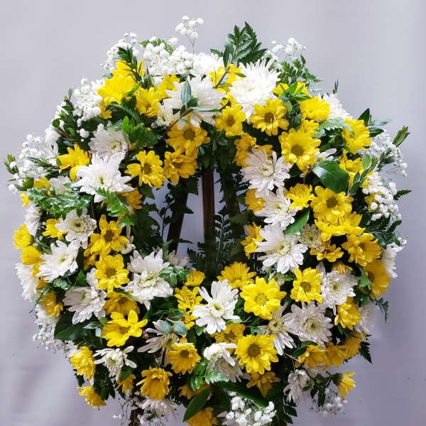 Yellow and white daisy wreath on a standing easel