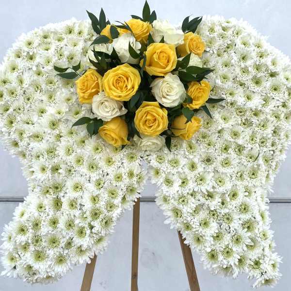White chrysanthemum standing spray with yellow and white roses