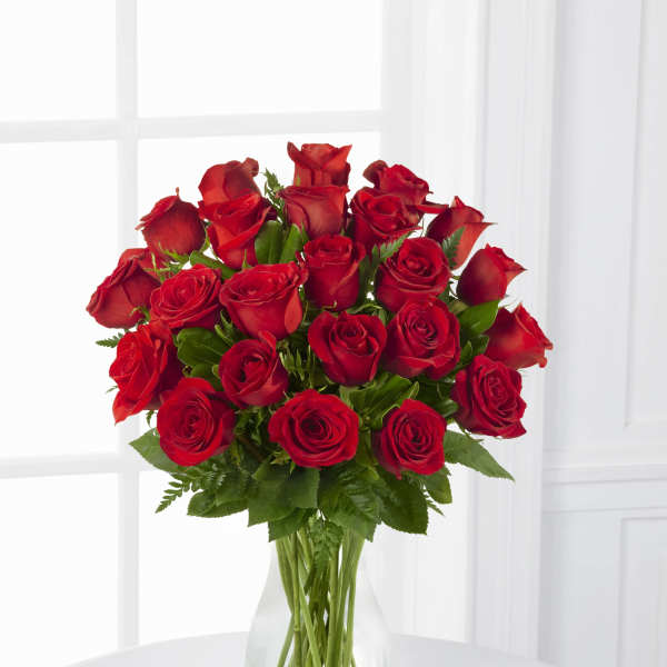 Bouquet of red roses in a clear glass vase