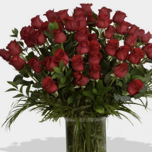 Bouquet of red roses in a clear glass vase