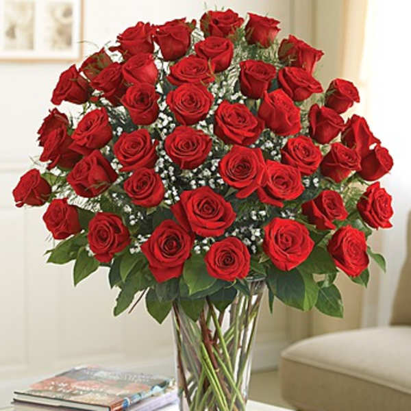 Bouquet of red roses in a clear glass vase