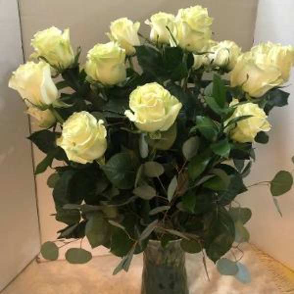 Bouquet of pale yellow roses in a glass vase