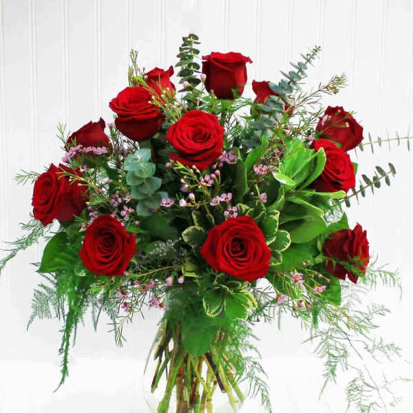 Bouquet of red roses in a clear glass vase