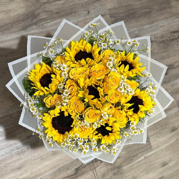 Bouquet of yellow sunflowers and roses with small white daisies