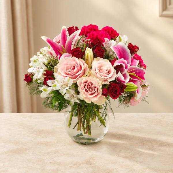 Bouquet of pink and red flowers in a clear glass vase