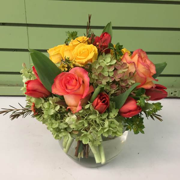 Mixed bouquet of roses and hydrangea in a glass vase