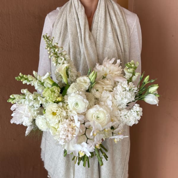 White bridal bouquet with mixed blooms and calla lilies