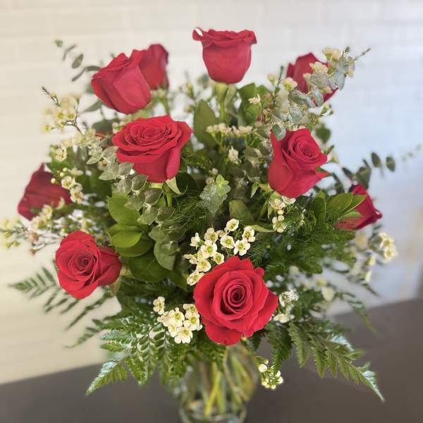 Bouquet of red roses in a clear glass vase