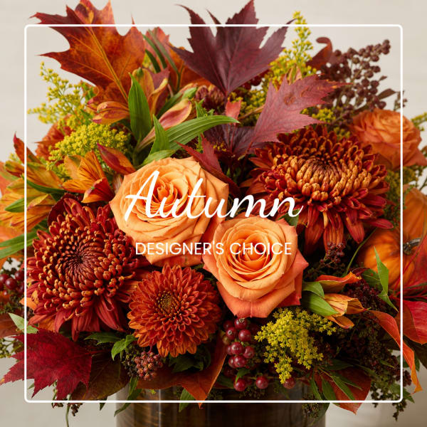 Autumn bouquet with orange roses and burgundy chrysanthemums in a vase