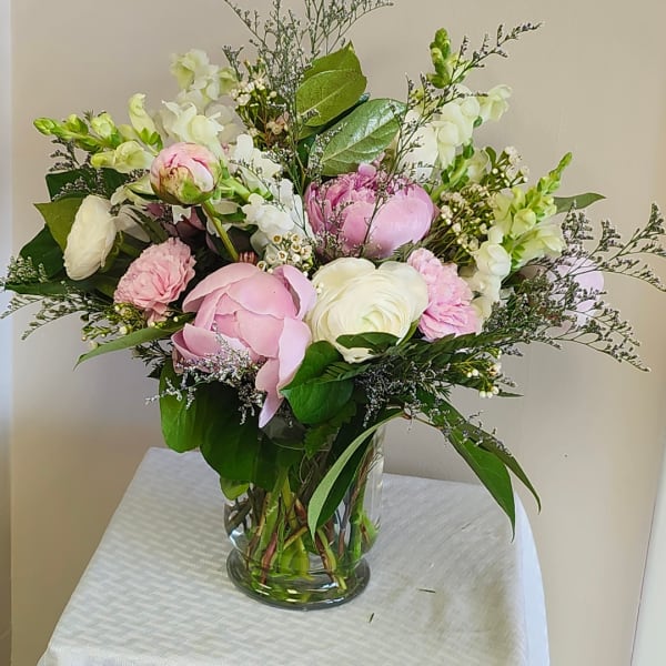 Pink and white mixed flower bouquet in a clear glass vase