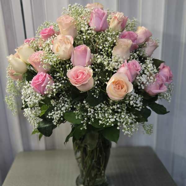 Bouquet of pink and peach roses in a glass vase