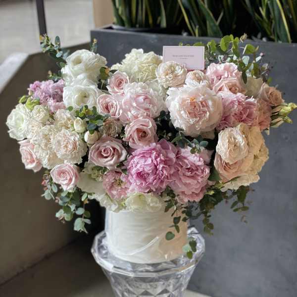 Pink and white rose bouquet in a clear vase