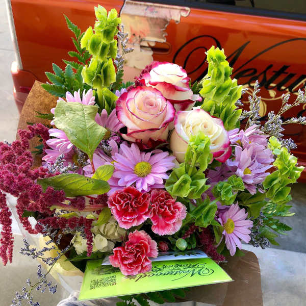 Bouquet of pink and white roses with daisies and carnations