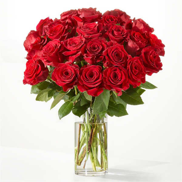 Bouquet of red roses in a clear glass vase