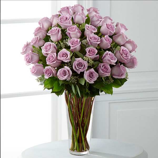 Bouquet of lavender roses in a clear glass vase