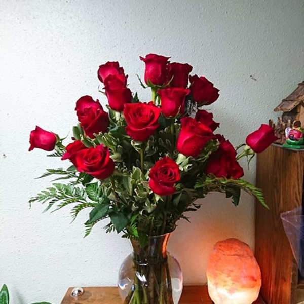 Bouquet of red roses in a clear glass vase