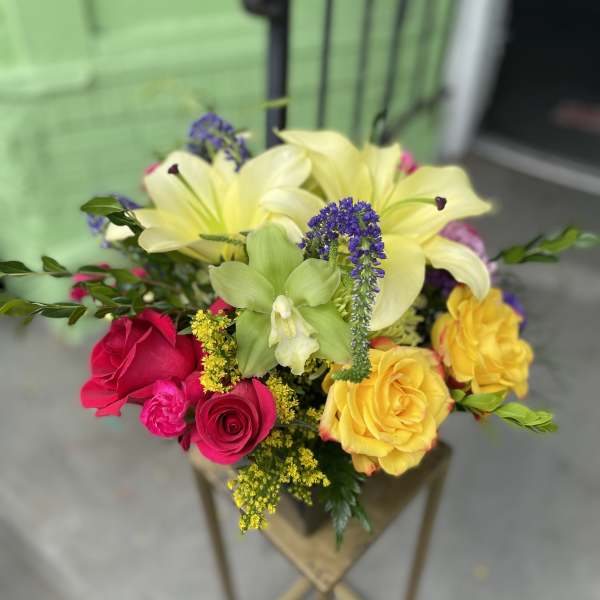 Bouquet of yellow lilies and pink roses in a vase