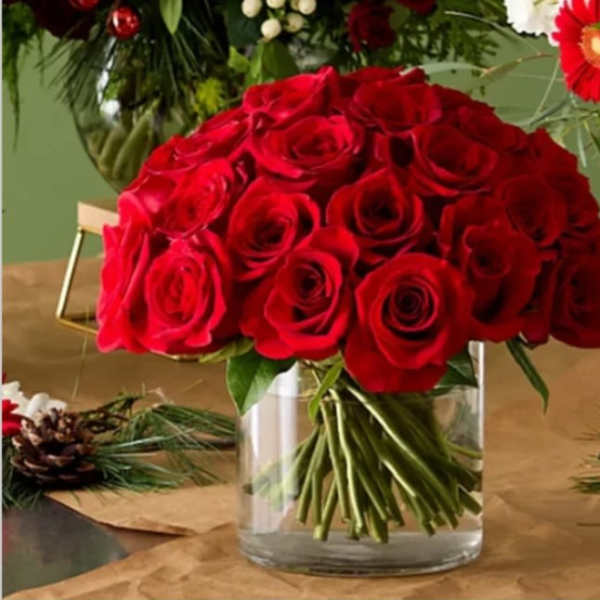 Red rose bouquet in a clear glass vase