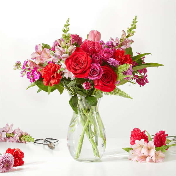 Red and pink mixed bouquet in a clear glass vase