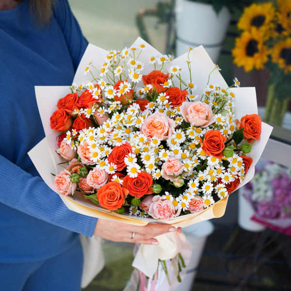 Bouquet of orange and blush roses with white daisies