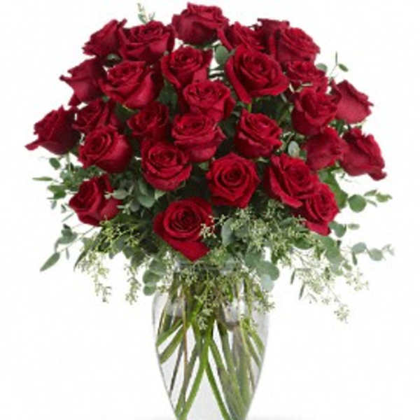 Bouquet of red roses in a clear glass vase