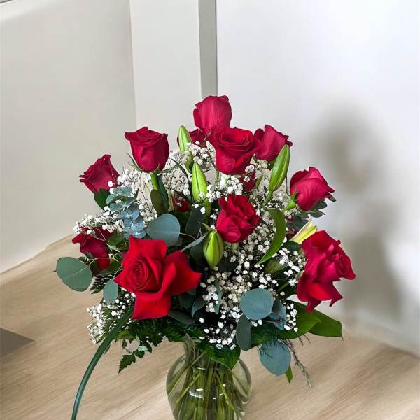 Red roses and white baby's breath in a glass vase