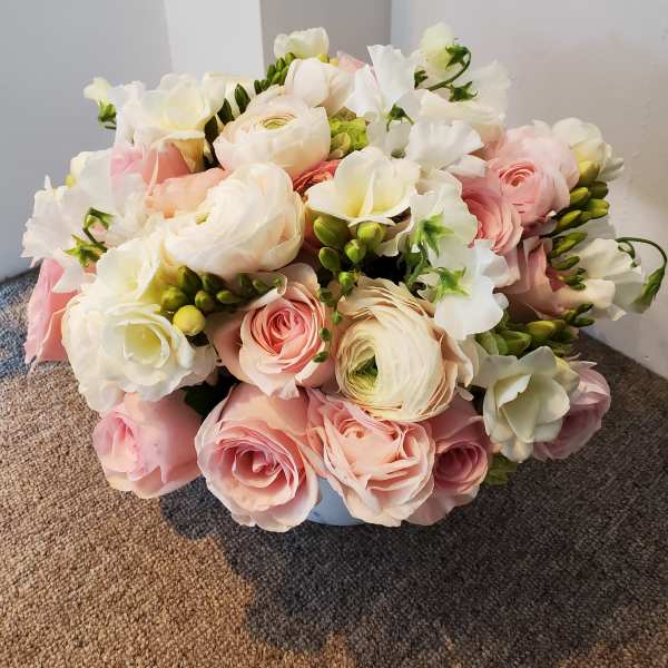 Bouquet of pale pink and white roses with ranunculus