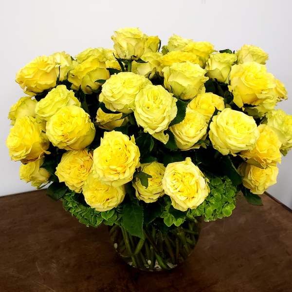 Bouquet of yellow roses in a glass vase