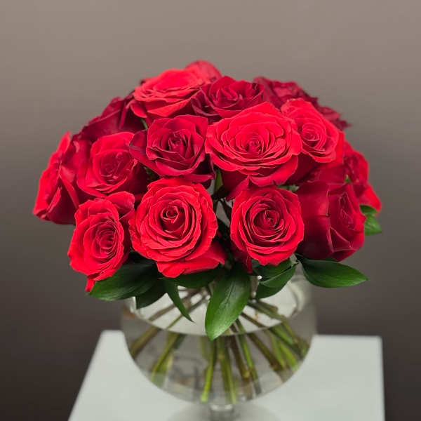 Bouquet of red roses in a clear glass vase