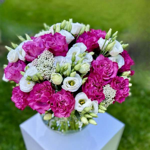 Bouquet of hot pink and white flowers in a glass vase