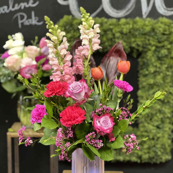 Pink and orange mixed bouquet in a glass vase