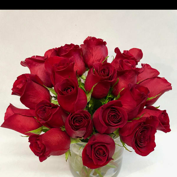 Bouquet of red roses in a clear glass vase